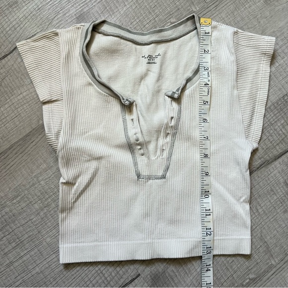 URBAN OUTFITTERS UO Go For Gold Seamless Top XS/S Ivory Gray - Picture 14 of 15